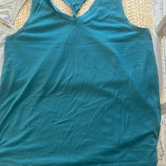 Old Navy active Tanks set of two - Picture 4 of 10
